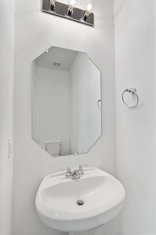 6500 Routenburn Street Austin, TX 78754 - Photo 17 of 38 Bathroom with a textured wall