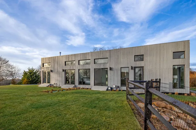 a view of a house with backyard and porch