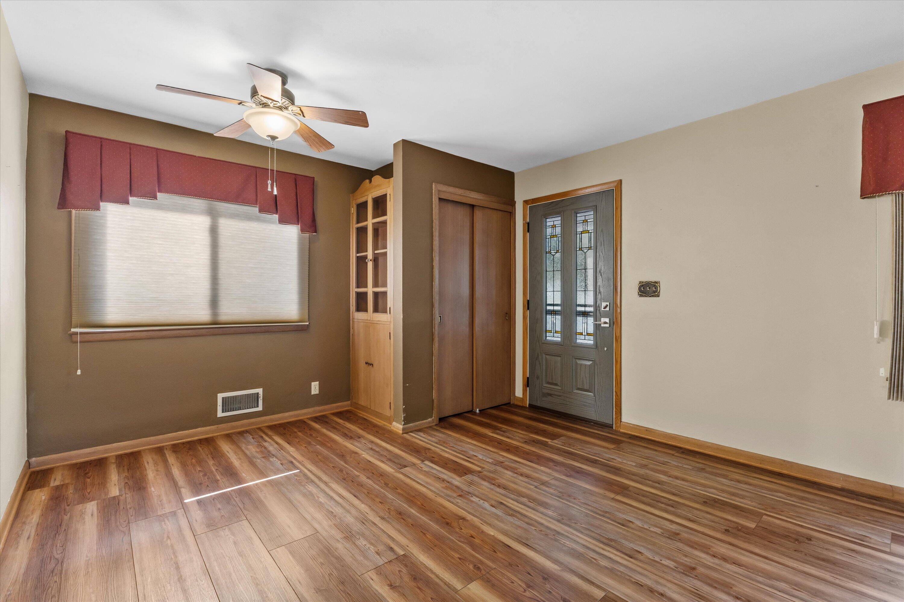 4107 Graceland Boulevard Racine, WI 53405 - Photo 8 of 30 Living Room