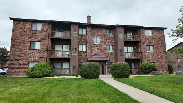 $162,500 | 15711 Peggy Lane, Unit 7, Oak Forest, IL 60452