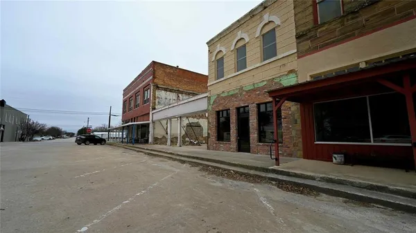 $79,995 | 111 West Gilbert Street, Henrietta, TX 76365
