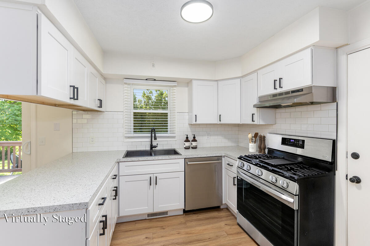 86 7 Mile Road Northeast Comstock Park, MI 49321 - Photo 11 of 21 Kitchen-_302