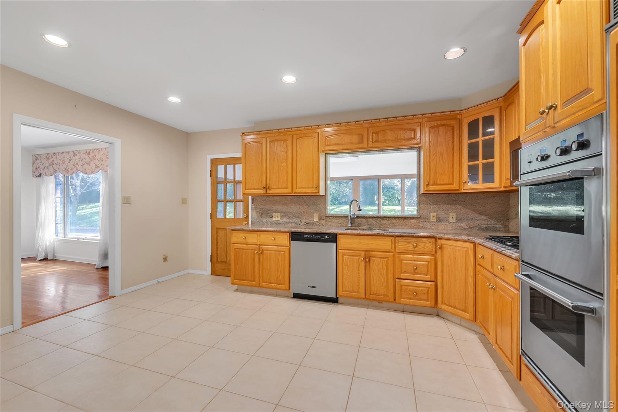 238 Clent Road Great Neck, NY 11021 - Photo 7 of 26 Gallery Image 7