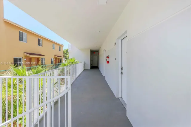 a view of an entryway with workspace