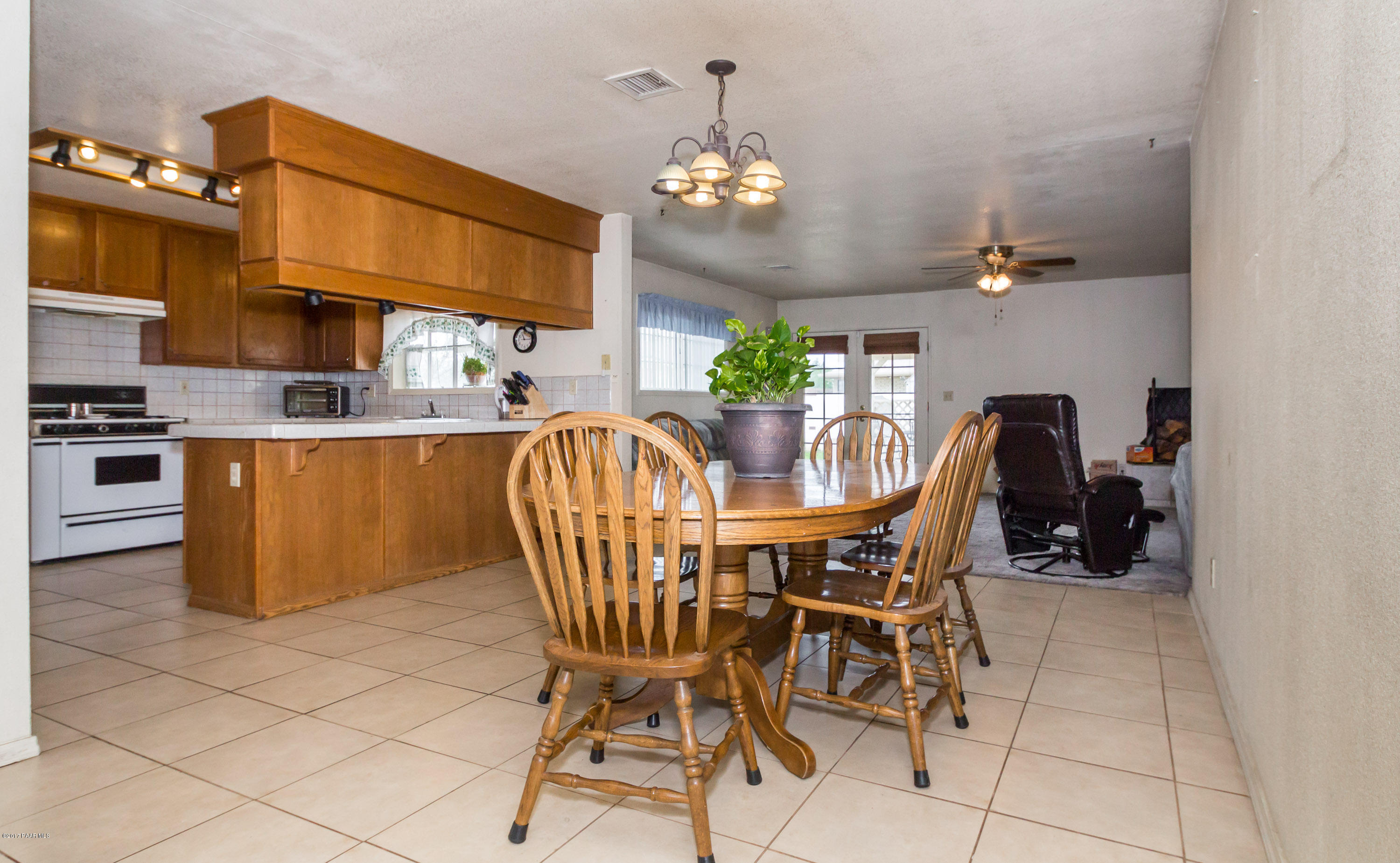 005_Kitchen And Dining Area