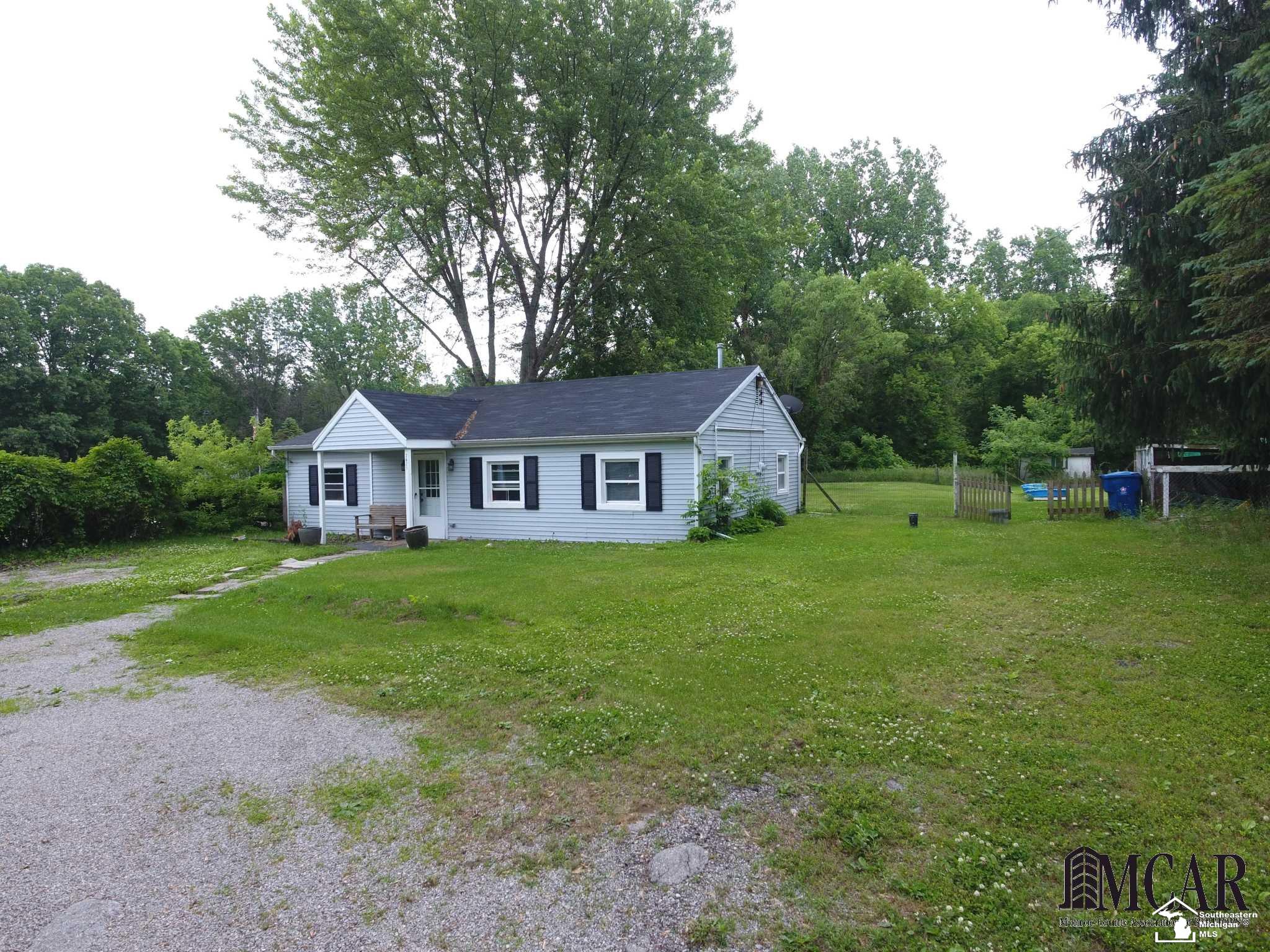 2621 West Erie Road Temperance, MI 48182 - Photo 4 of 21 21463552-3.JPG