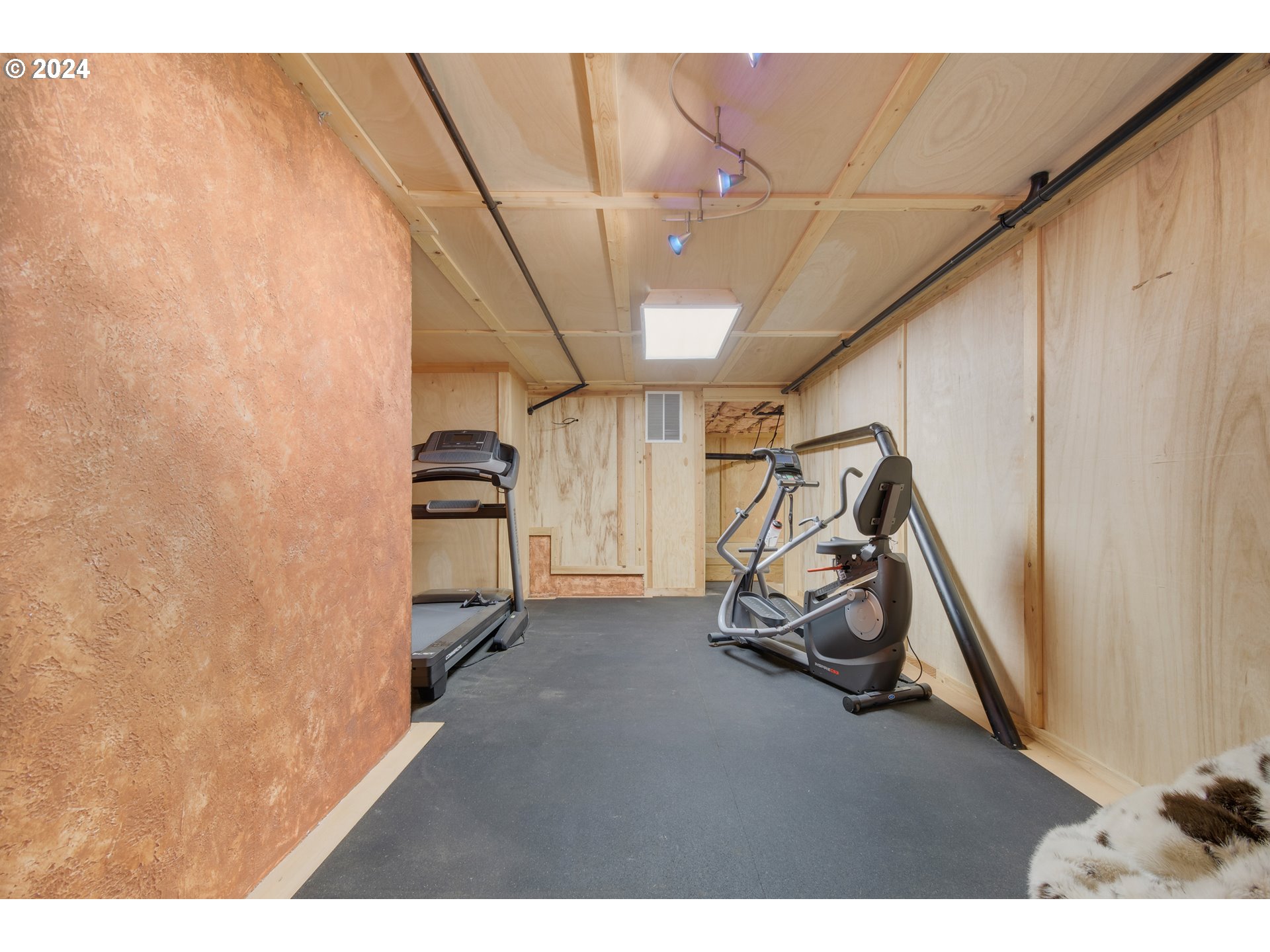 6164 Fernhill Loop Springfield, OR 97478 - Photo 44 of 48 a view of a room with gym equipment