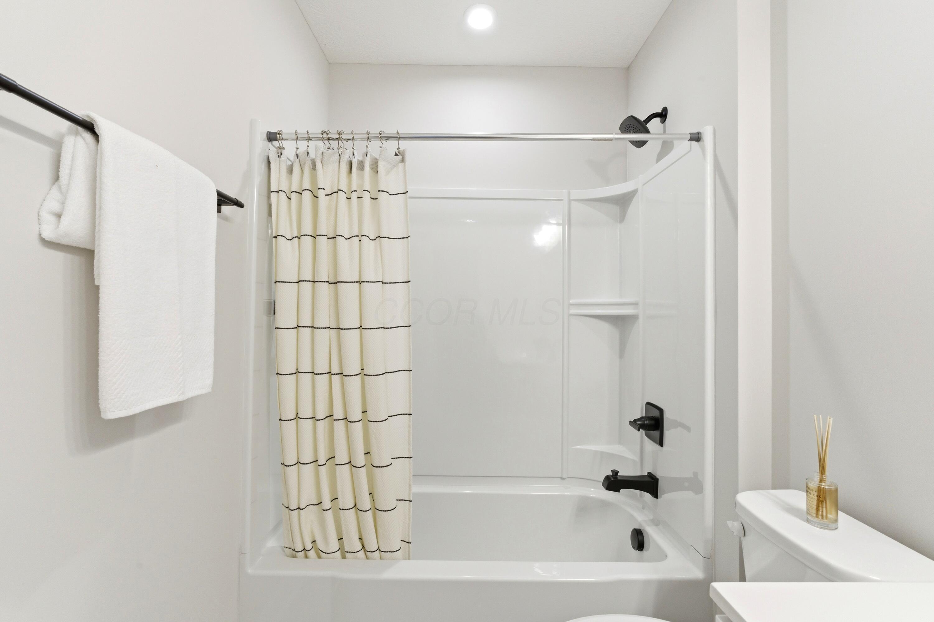 124 Steeplechase Street Delaware, OH 43015 - Photo 45 of 64 Hallway Bathroom