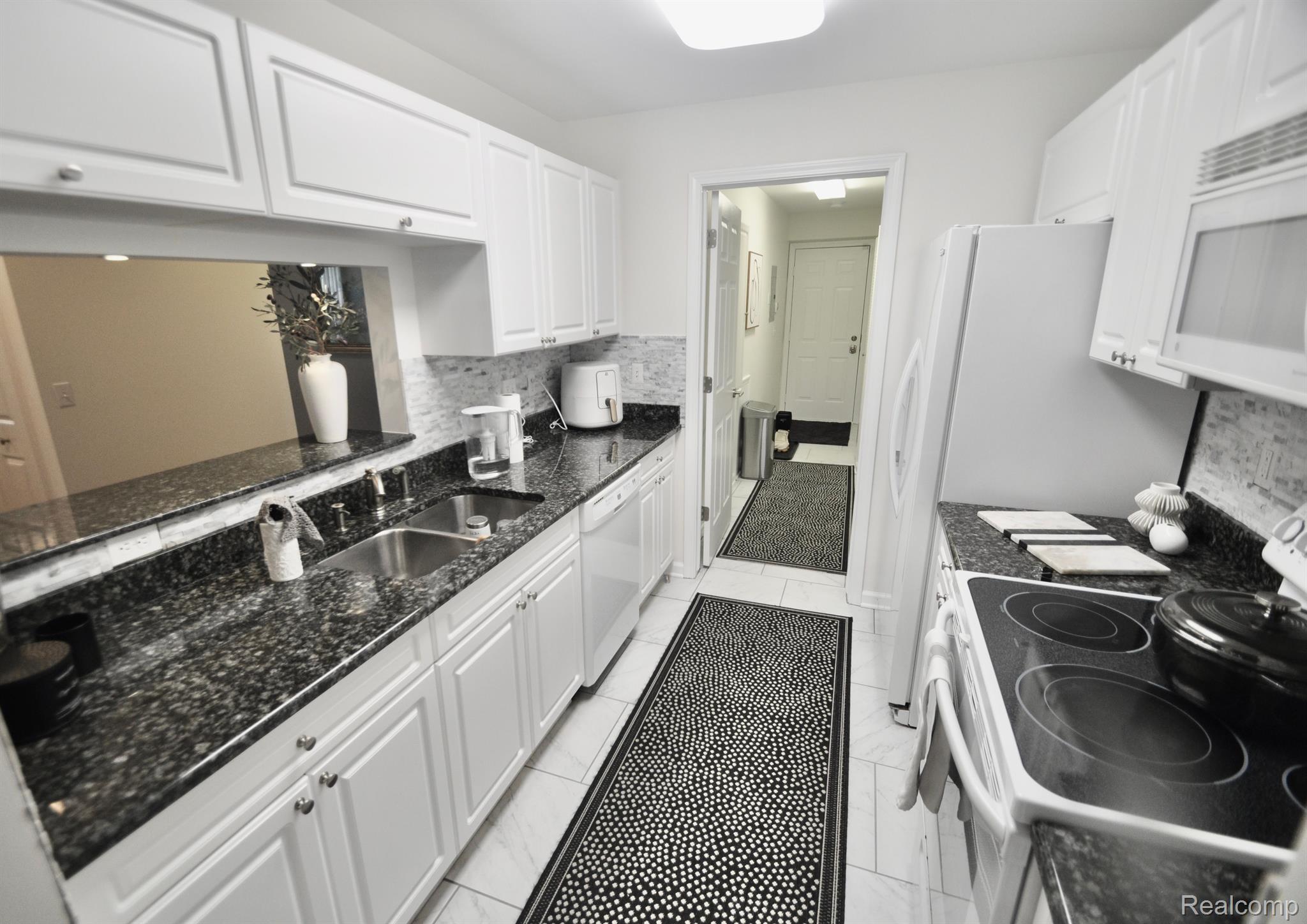 3548 Oakmonte Boulevard Rochester, MI 48306 - Photo 6 of 13 Gallery Image 6
