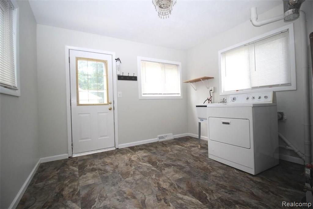 7074 Toepfer Road Warren, MI 48091 - Photo 3 of 15