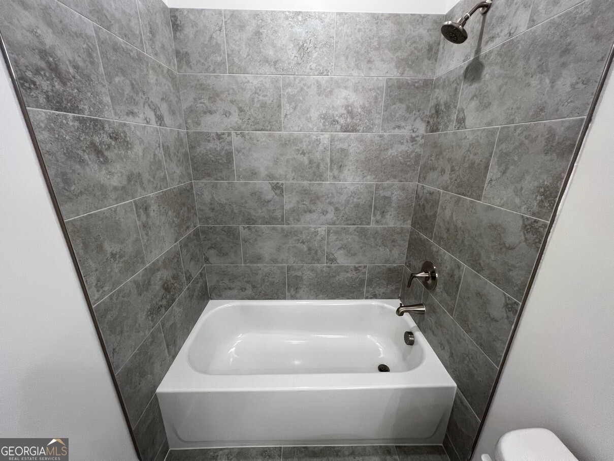 899 Duck Walk Way Lawrenceville, GA 30046 - Photo 38 of 49 a bathroom with a tub