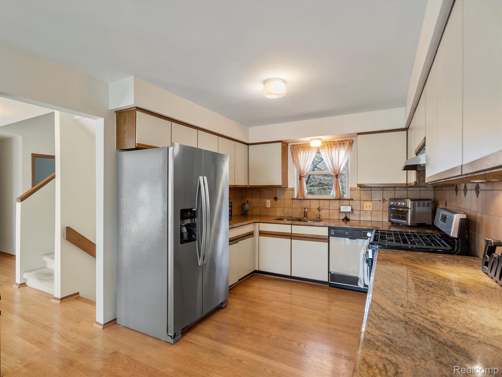 814 Ten Point Drive Rochester, MI 48309 - Photo 11 of 30 All appliances included