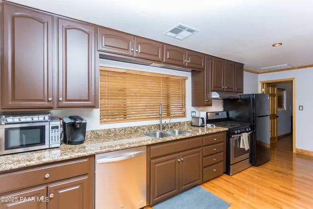 $1,800 | 136 Grove Avenue, Unit B, Prescott, AZ 86301