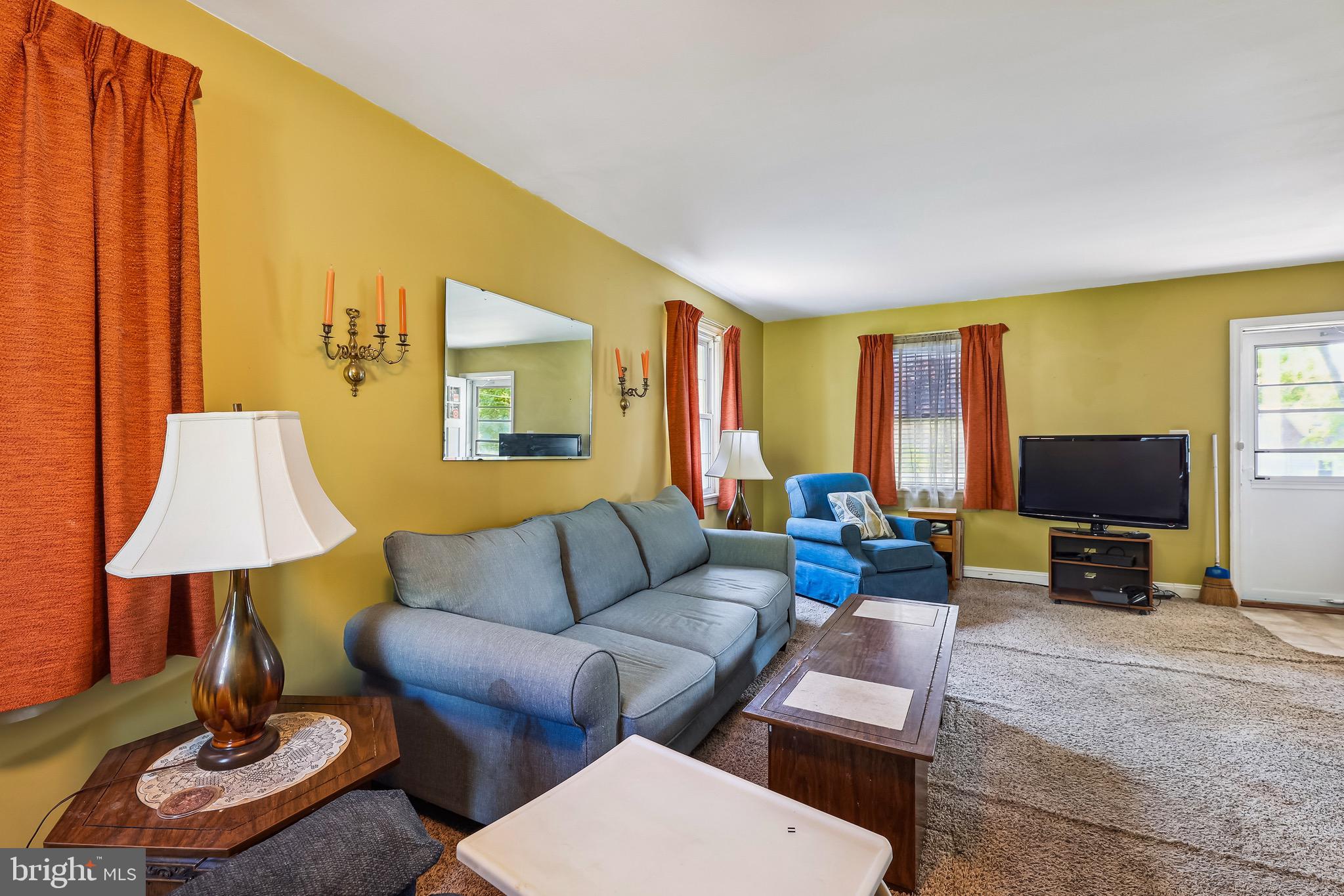 4307 Allies Road Morningside, MD 20746 - Photo 2 of 10 Spacious family room..