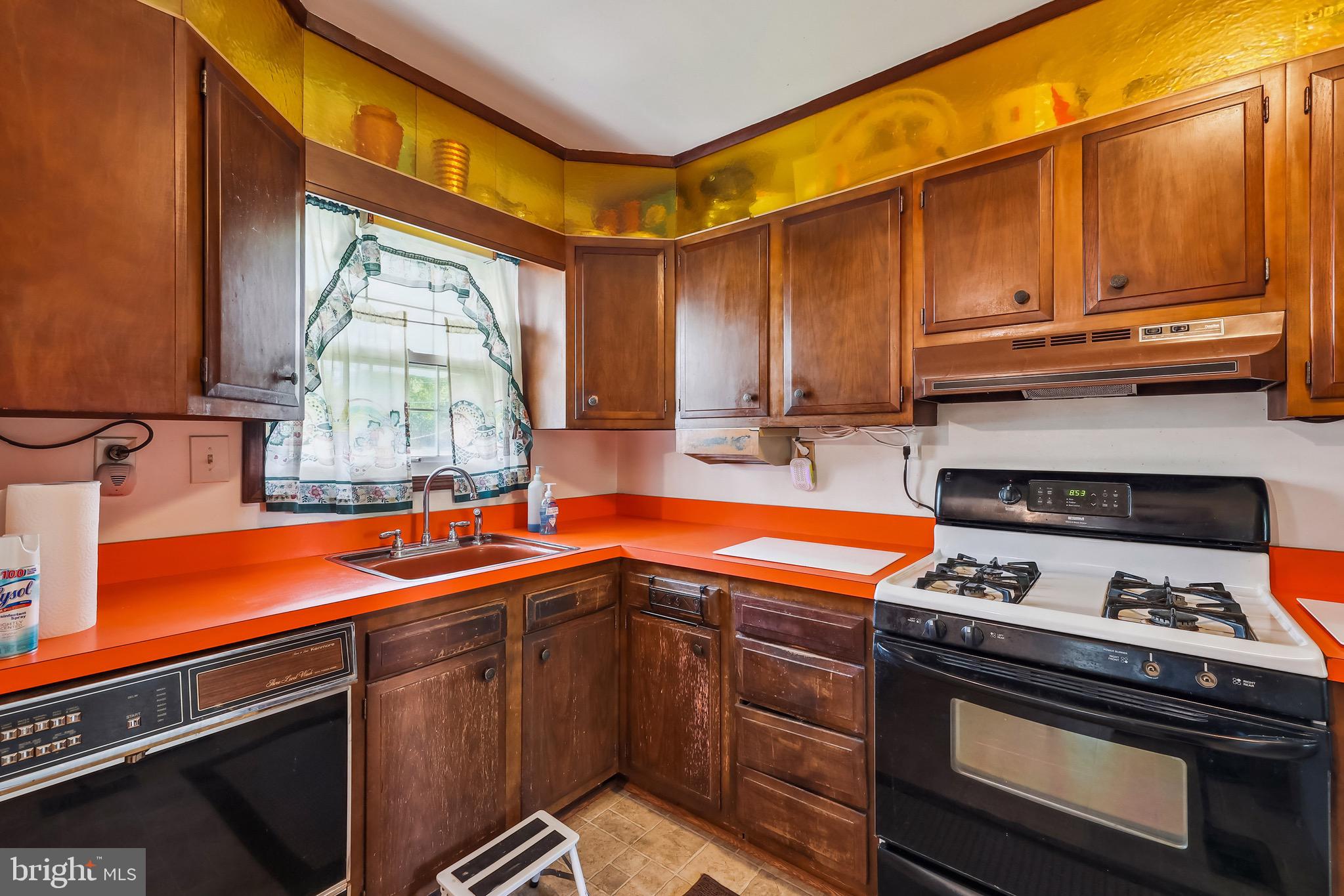 4307 Allies Road Morningside, MD 20746 - Photo 5 of 10 Kitchen.
