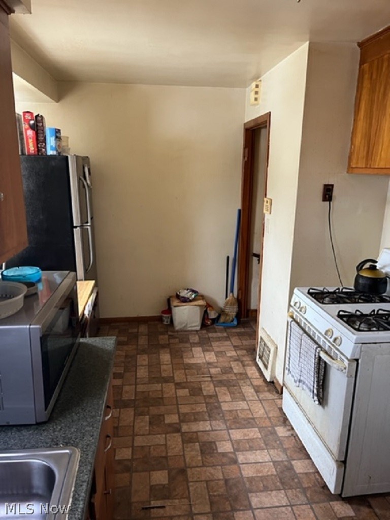 5670 Sunny Lane Road Maple Heights, OH 44137 - Photo 4 of 24 Kitchen