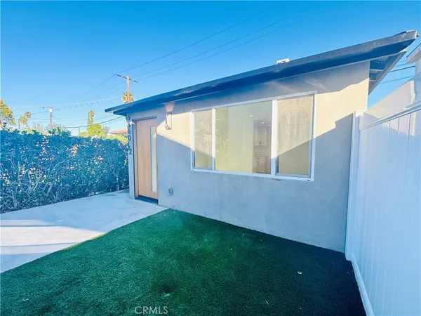 $2,200 | 6860 1/2 Aura Avenue, Reseda, CA 91335