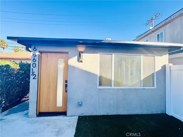$2,200 | 6860 1/2 Aura Avenue, Reseda, CA 91335