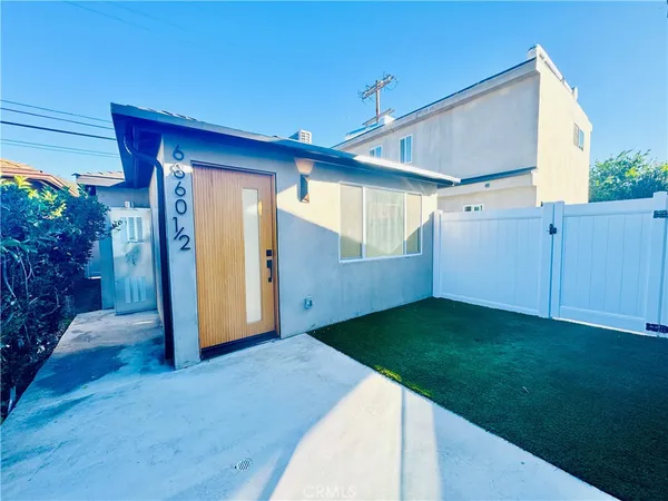$2,200 | 6860 1/2 Aura Avenue, Reseda, CA 91335