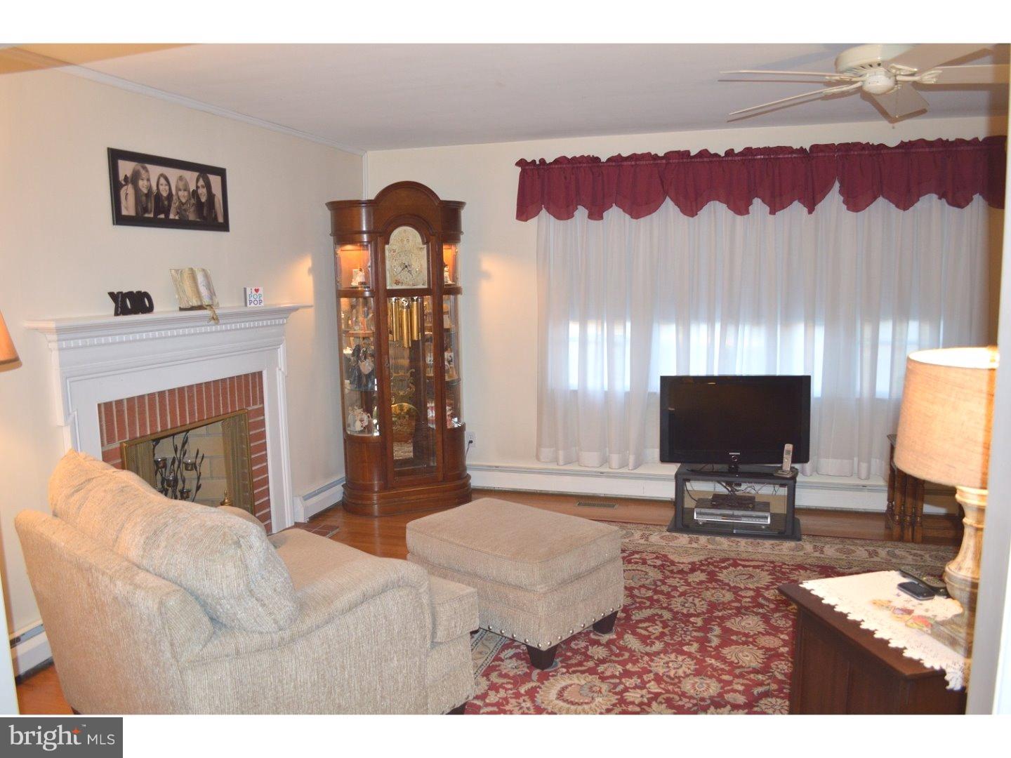 206 West Forestview Road Brookhaven, PA 19015 - Photo 5 of 24 Living Room