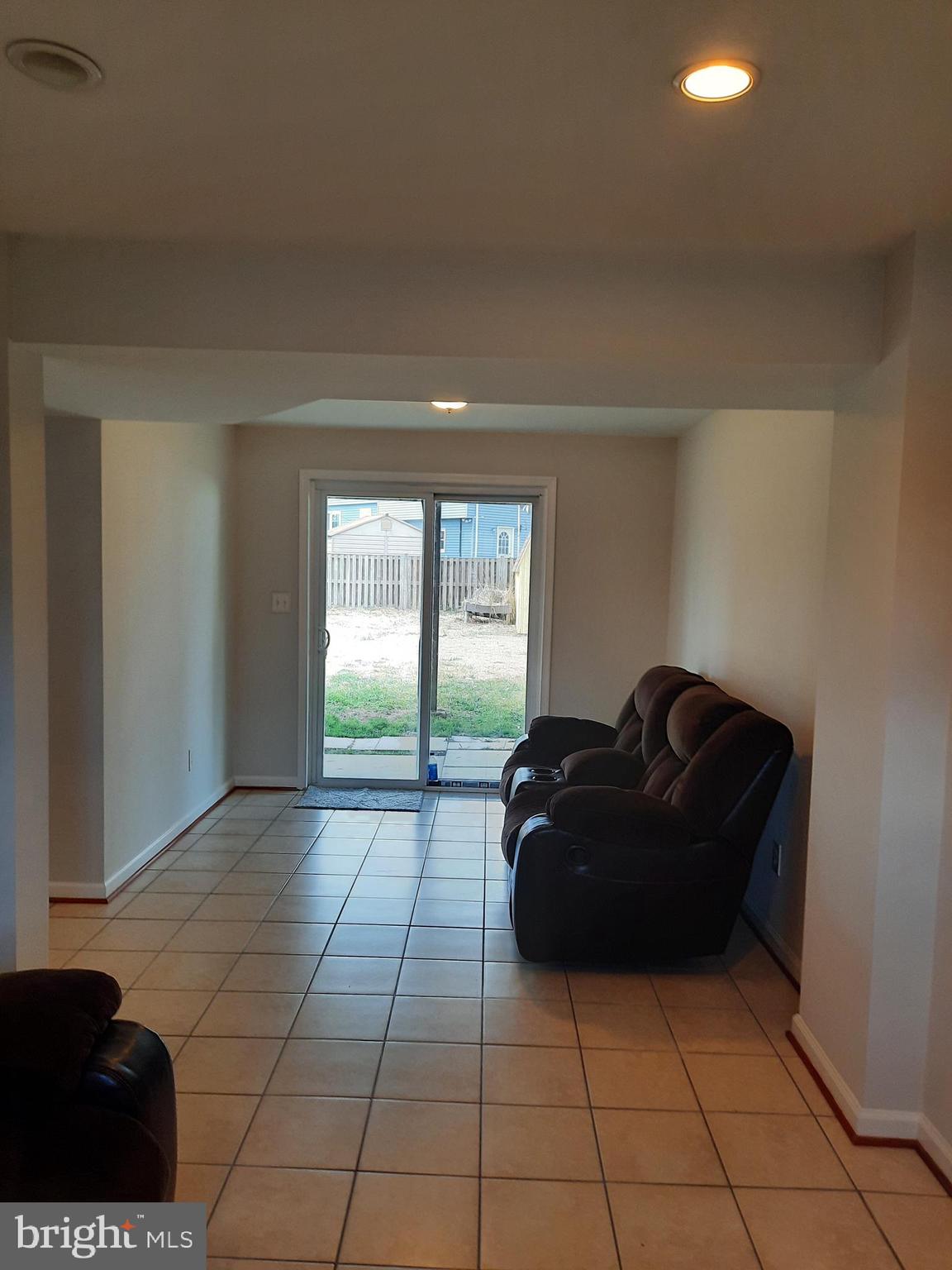 SPACIOUS FAMILY ROOM