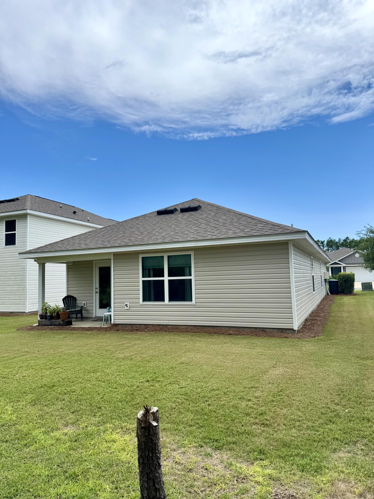 629 Earl Godwin Road Freeport, FL 32439 - Photo 6 of 36 a house view with a garden space