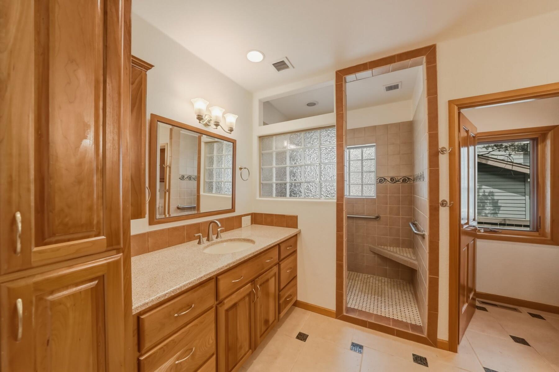 637 Northwest Silver Buckle Road Bend, OR 97703 - Photo 29 of 68 PRIMARY SUITE