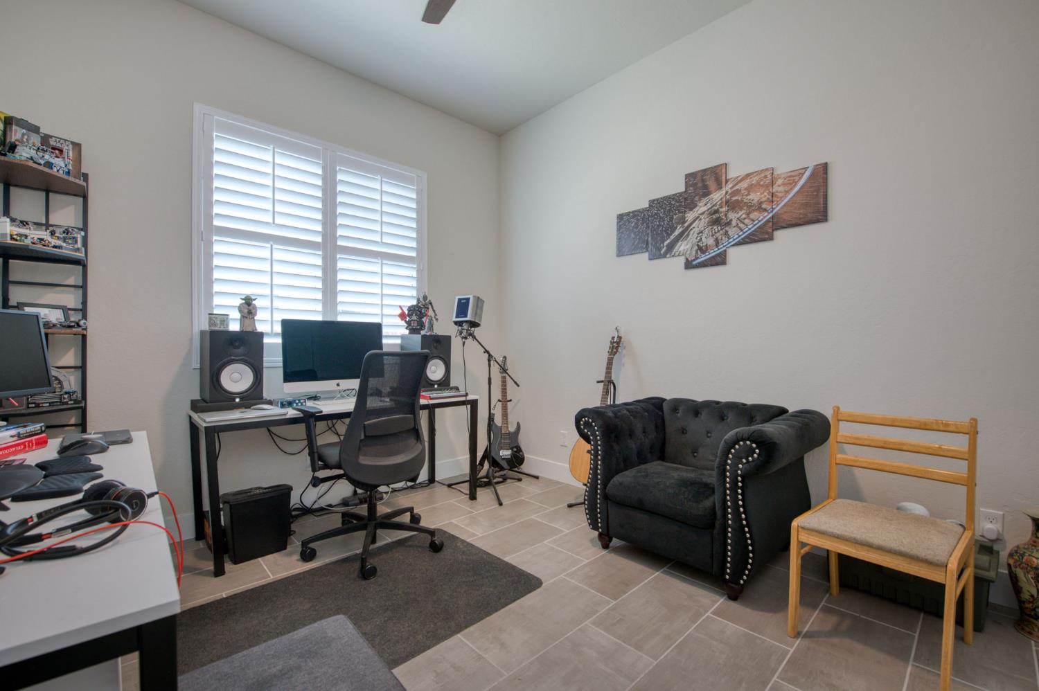 1020 Highland Road Madera, CA 93636 - Photo 23 of 42 a livingroom with workspace and a couch
