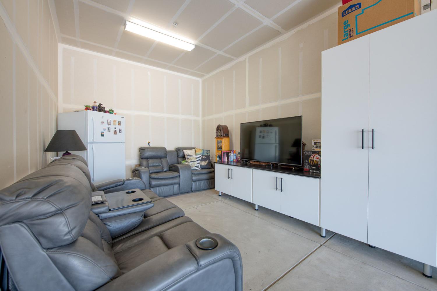 1020 Highland Road Madera, CA 93636 - Photo 33 of 42 a living room with furniture and a flat screen tv