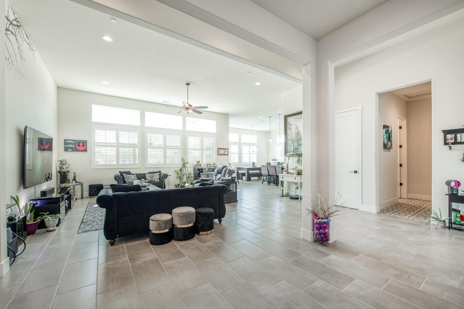 1020 Highland Road Madera, CA 93636 - Photo 5 of 42 a living room with furniture and a chandelier