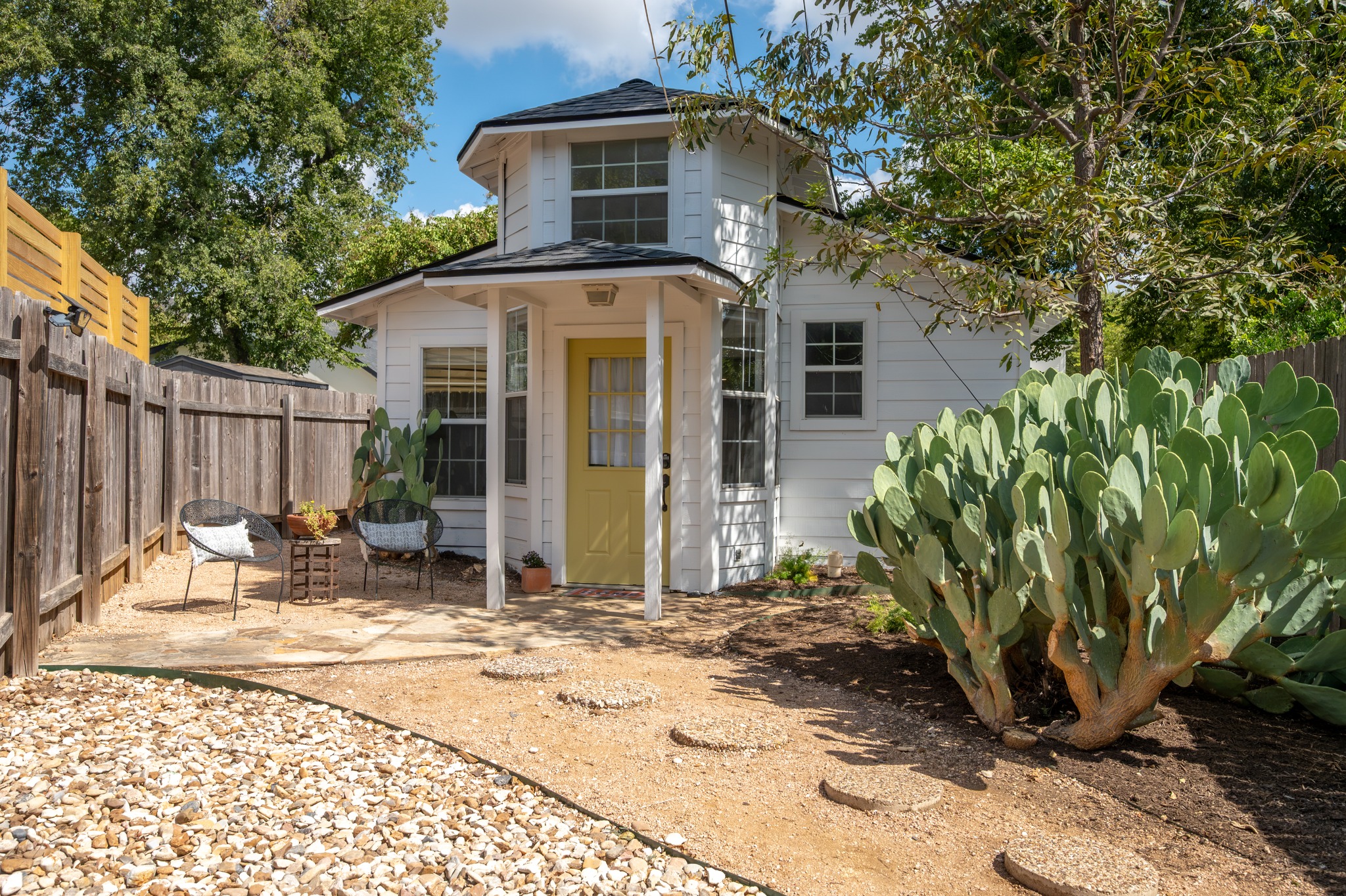 Guest House 1/1 723sf