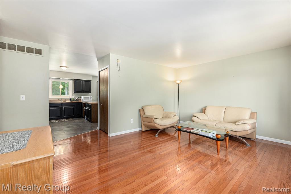 55979 Mound Road Utica, MI 48316 - Photo 7 of 31 Gallery Image 7