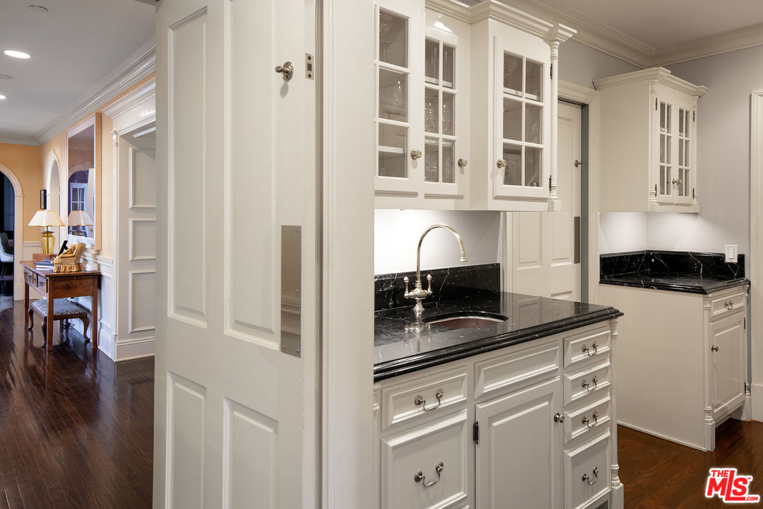 2280 Mandeville Canyon Road Los Angeles, CA 90049 - Photo 13 of 33