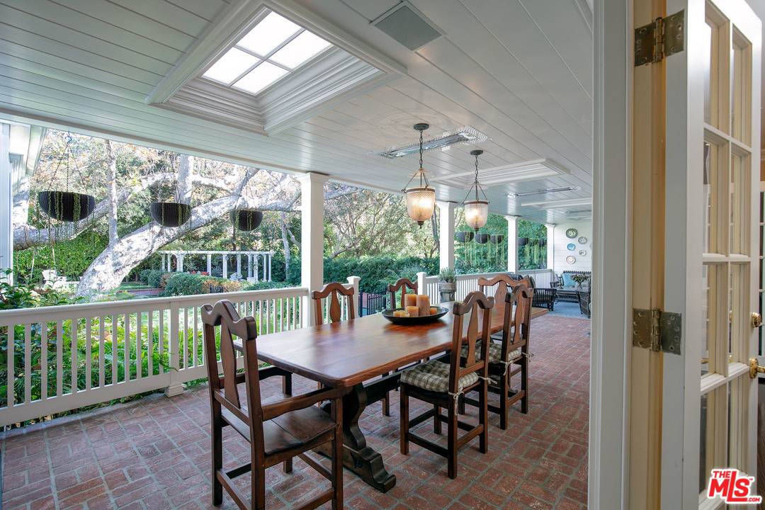 2280 Mandeville Canyon Road Los Angeles, CA 90049 - Photo 17 of 33