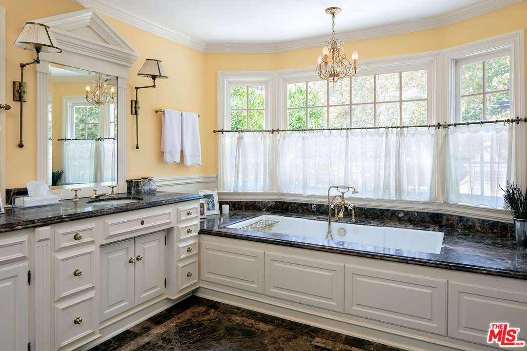 2280 Mandeville Canyon Road Los Angeles, CA 90049 - Photo 21 of 33