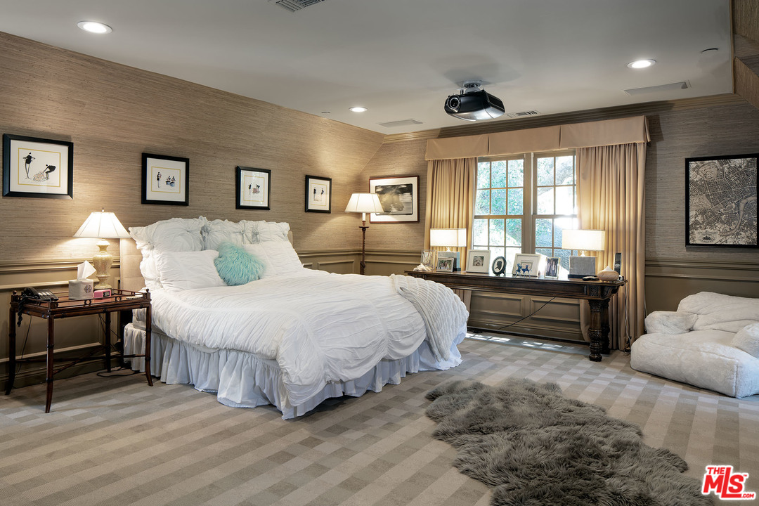 2280 Mandeville Canyon Road Los Angeles, CA 90049 - Photo 23 of 33
