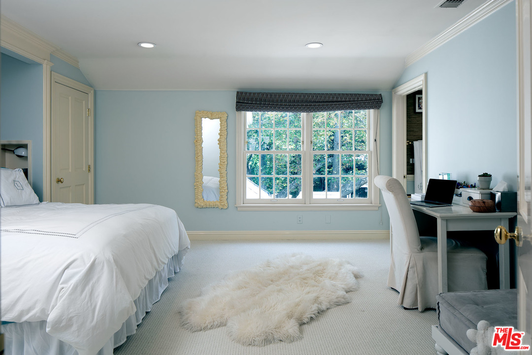 2280 Mandeville Canyon Road Los Angeles, CA 90049 - Photo 24 of 33