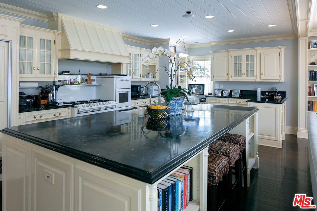 2280 Mandeville Canyon Road Los Angeles, CA 90049 - Photo 10 of 33