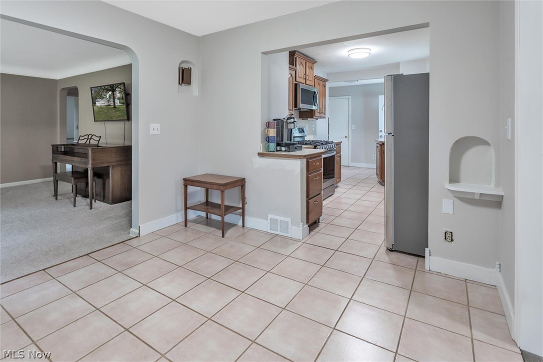 996 Ford Road Cleveland, OH 44143 - Photo 9 of 35 Eat-in Kitchen