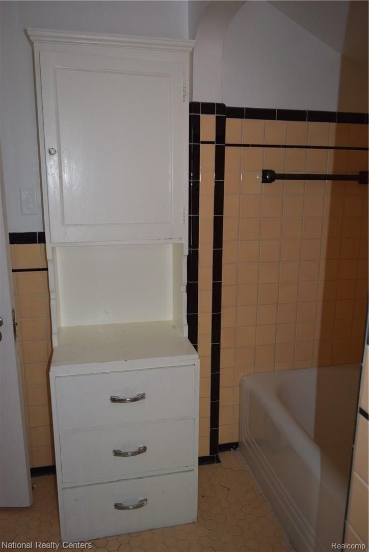 5207 Harvard Road Detroit, MI 48224 - Photo 22 of 34 shelf stays