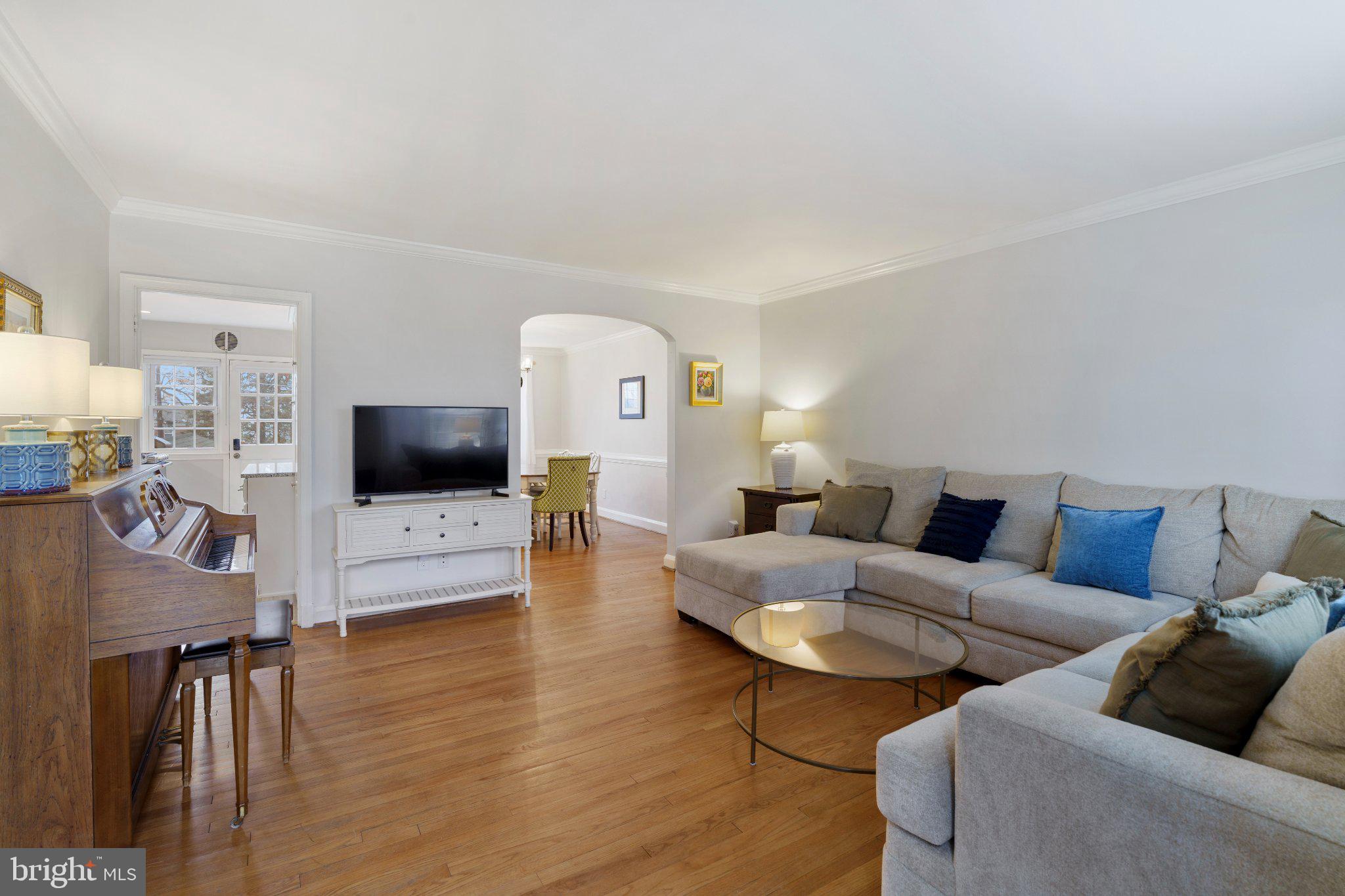 142 Regester Avenue Baltimore, MD 21212 - Photo 6 of 36 Bright and inviting living space.