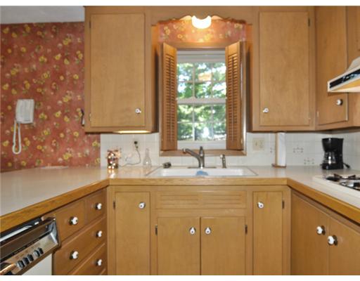 70 Walker Road Warwick, RI 02889 - Photo 6 of 20 Kitchen.