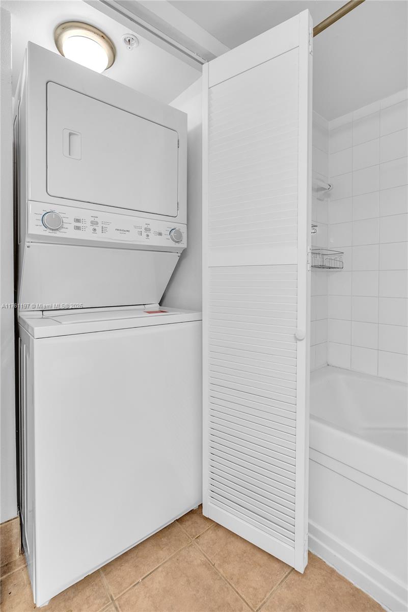 520 Southeast 5th Avenue, Unit 1507 Fort Lauderdale, FL 33301 - Photo 14 of 41 a utility room with dryer and washer