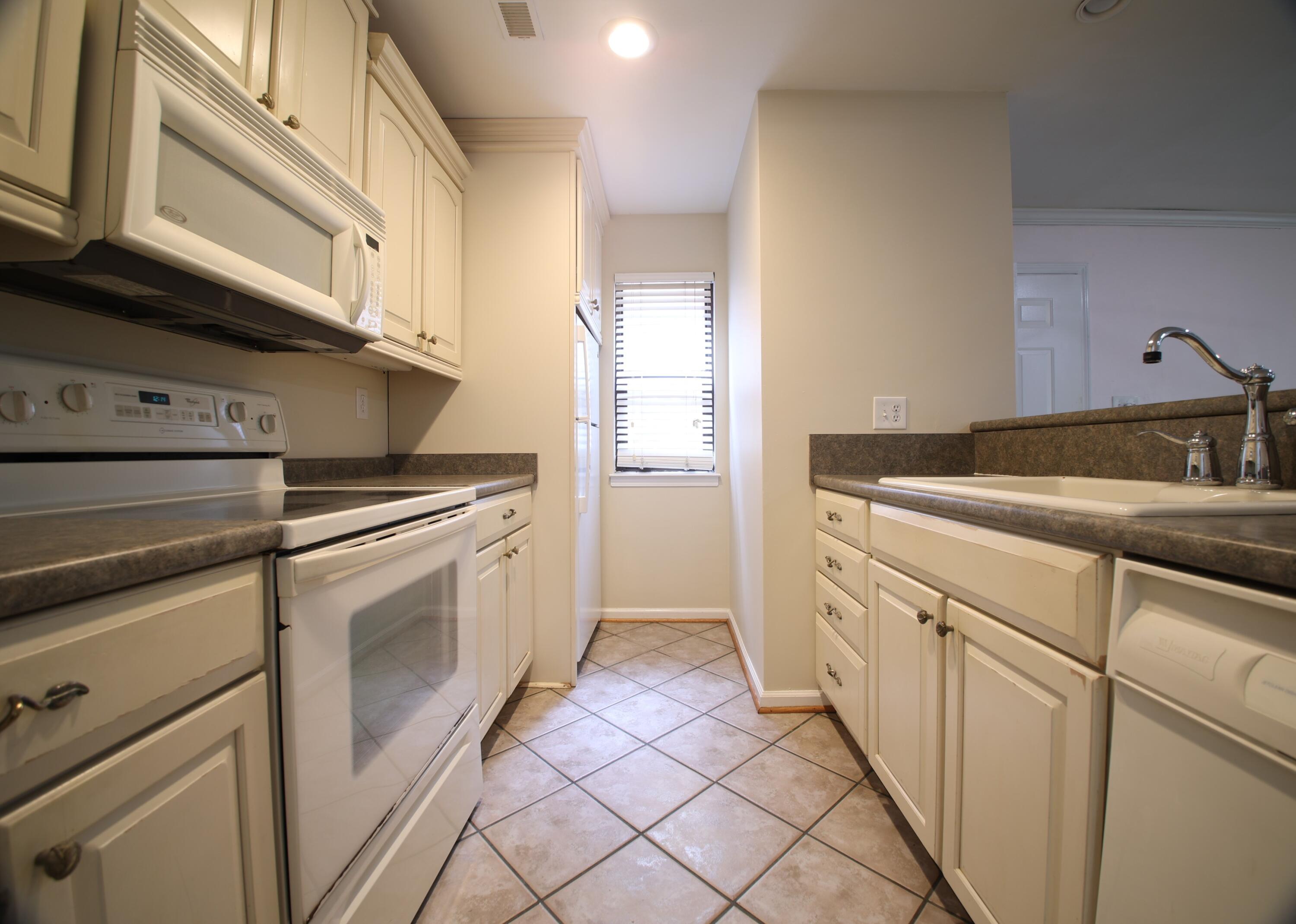 3351 Forest Ridge Road Roanoke, VA 24018 - Photo 4 of 10 a utility room with dryer and washer