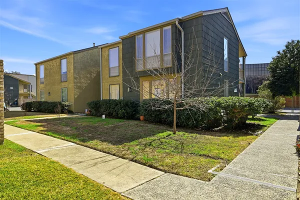 a view of a back yard of the house