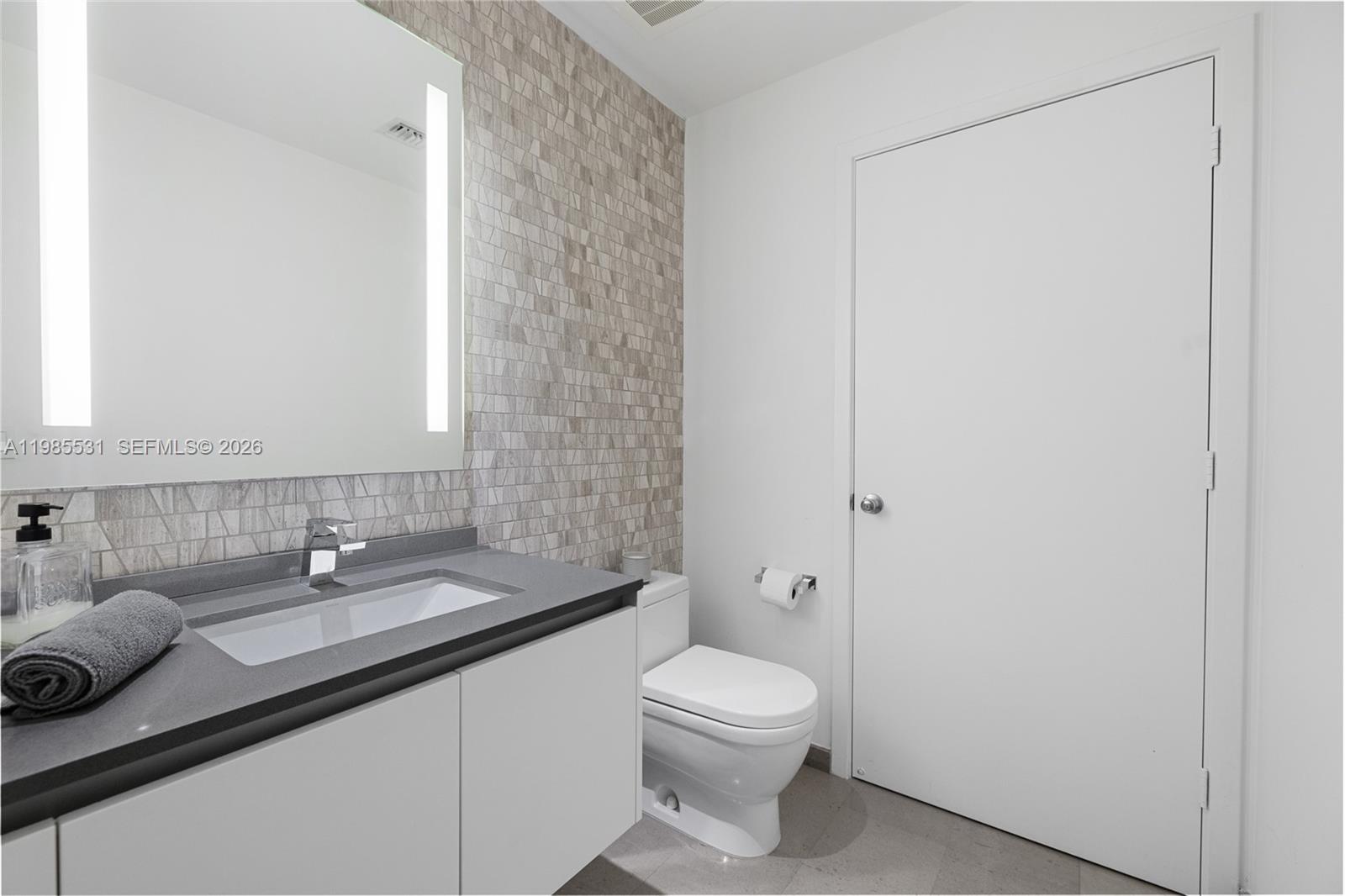 88 Southwest 7th Street, Unit 1010 Miami, FL 33130 - Photo 12 of 39 half bathroom