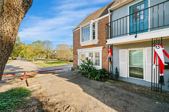 a view of a house with a backyard and plants
