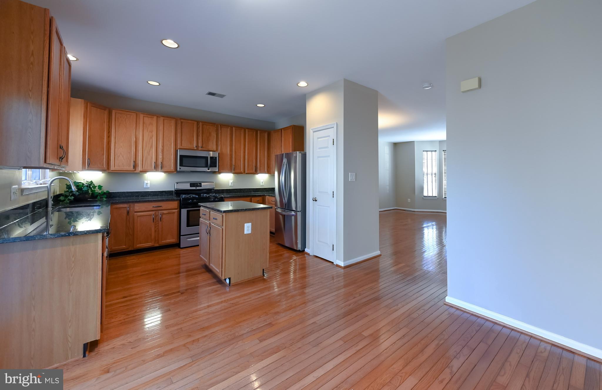 6417 McCoy Road Centreville, VA 20121 - Photo 11 of 35 Gourmet kitchen/breakfast room
