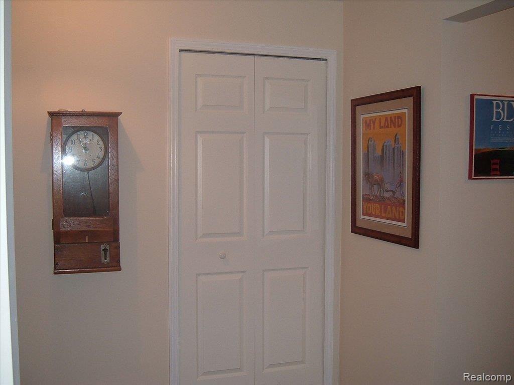 1645 Huntington Park, Unit 1645 Rochester, MI 48309 - Photo 8 of 13 HUNTINGTON PARK ENTRY