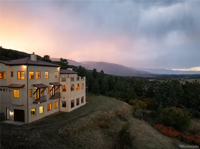 a view of multiple houses with a yard